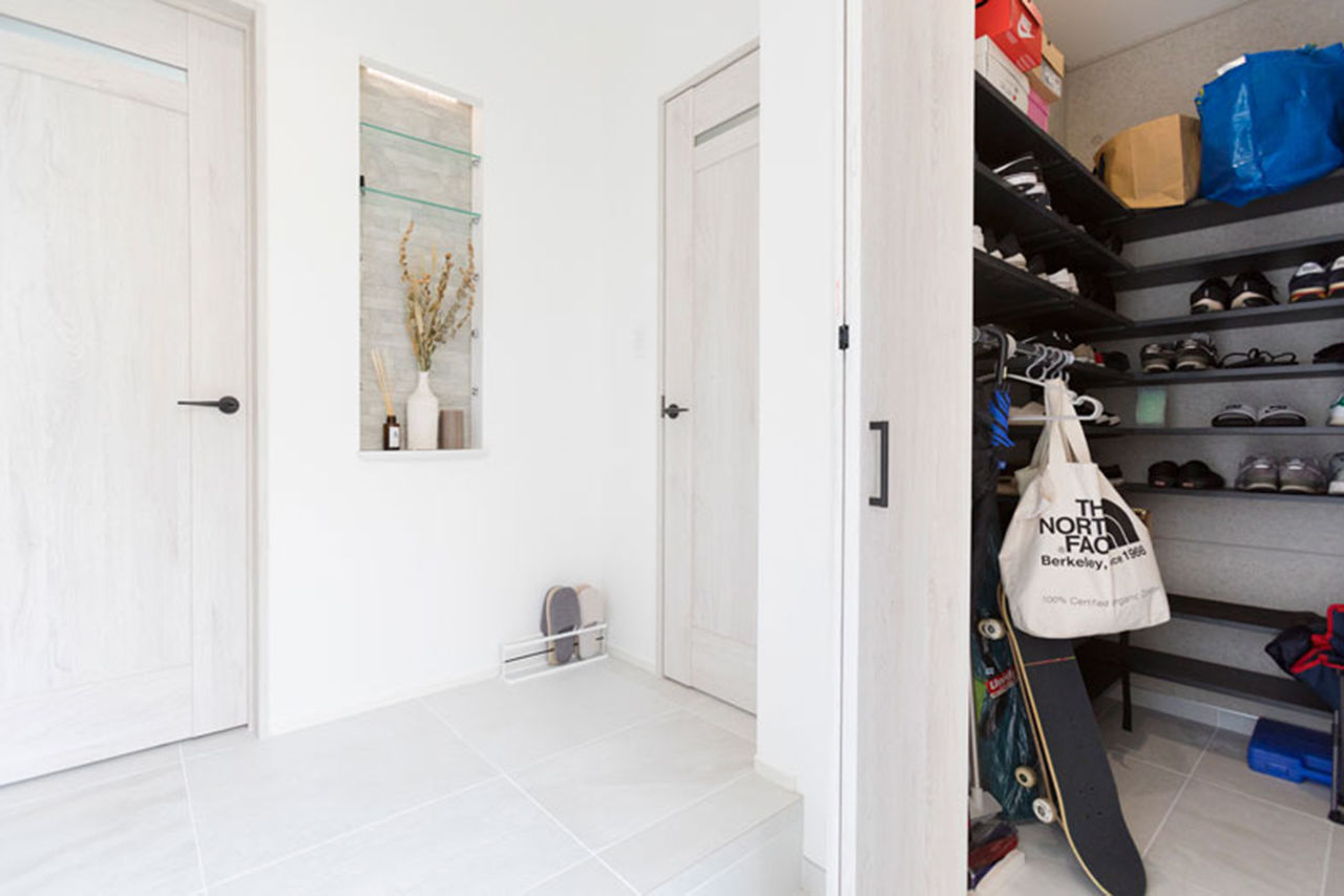 東栄住宅（YUTO-IE） 【延床32.8坪／収納充実／間取図有】開放的な吹き抜けを楽しむ、リゾート風シンプルモダンの住まいの建築実例画像10