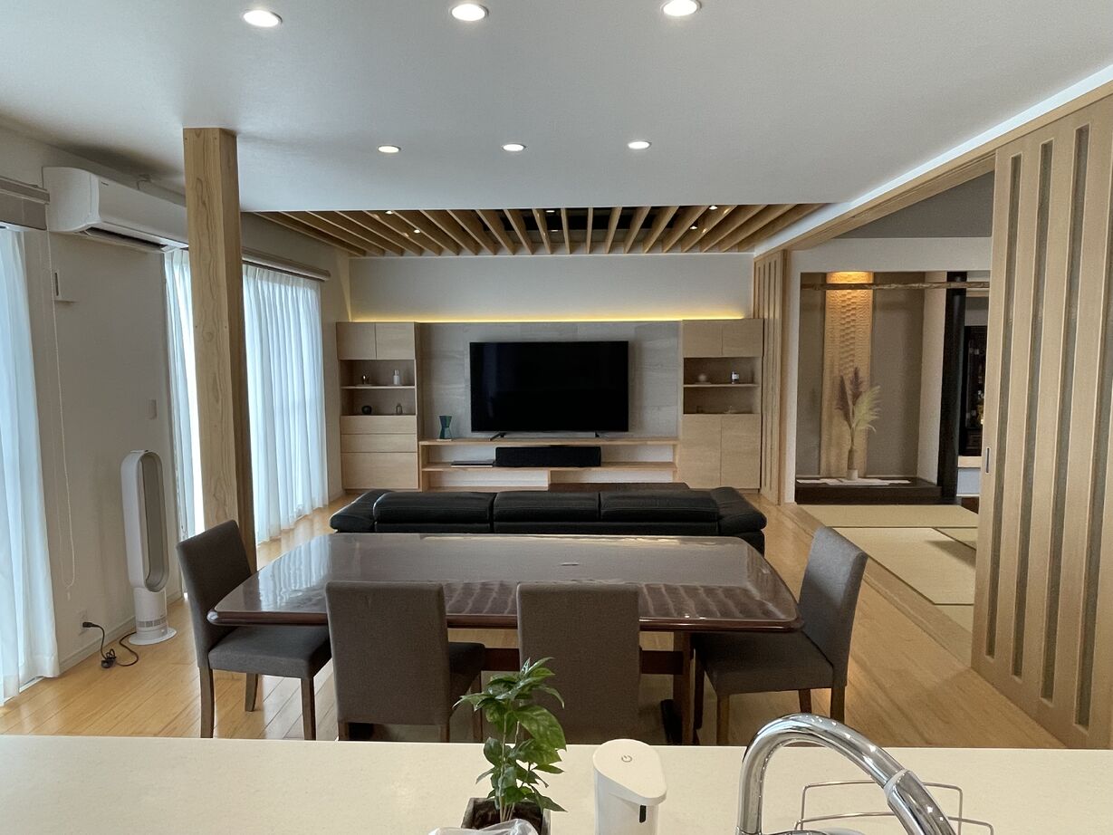 溝田建築設計 家族の集いを中心に据えた、木と光が織りなす開放感あふれる邸宅の建築実例画像2