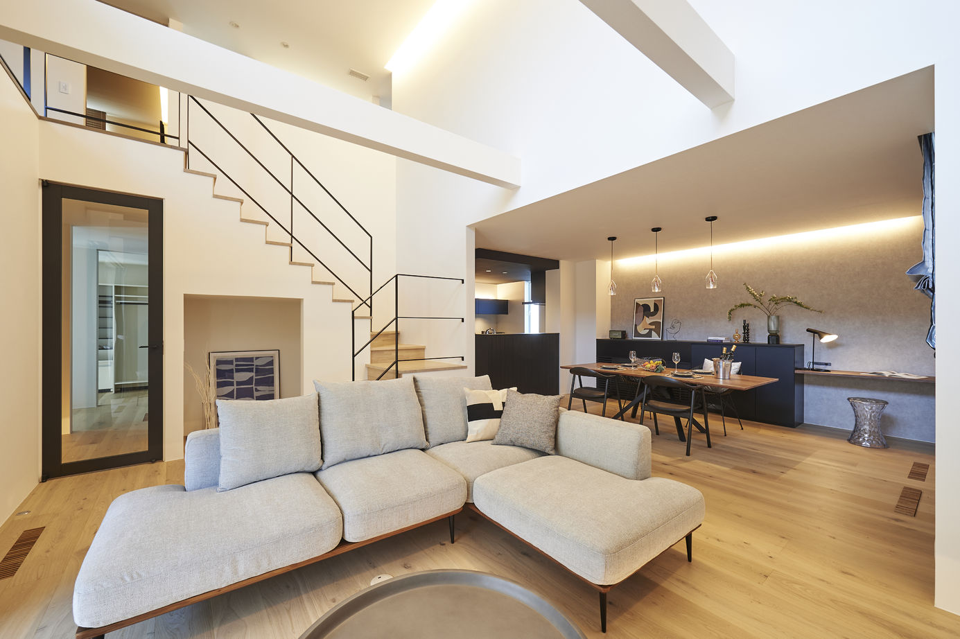 ハウスデザイン建築設計事務所 【天童市/インナーガレージ/白い塗り壁の外観】吹抜が豊かさをもたらすモダンラグジュアリーな住まいの建築実例画像2