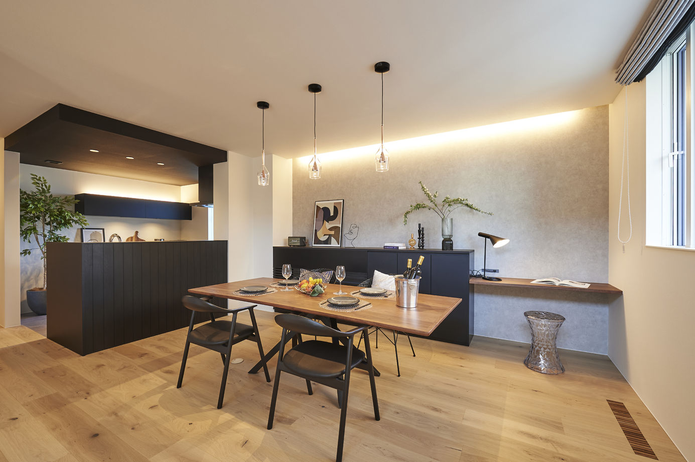 ハウスデザイン建築設計事務所 【天童市/インナーガレージ/白い塗り壁の外観】吹抜が豊かさをもたらすモダンラグジュアリーな住まいの建築実例画像3