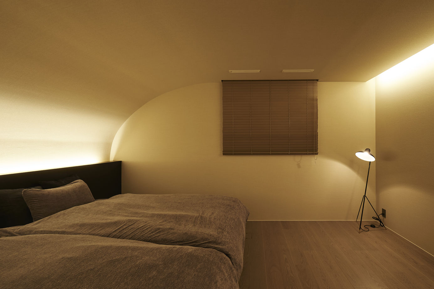 ハウスデザイン建築設計事務所 【天童市/インナーガレージ/白い塗り壁の外観】吹抜が豊かさをもたらすモダンラグジュアリーな住まいの建築実例画像4