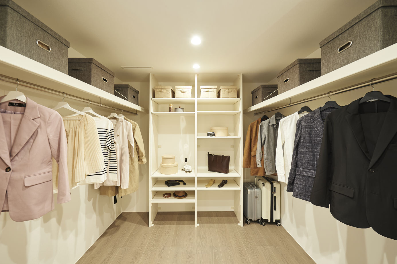 ハウスデザイン建築設計事務所 【天童市/インナーガレージ/白い塗り壁の外観】吹抜が豊かさをもたらすモダンラグジュアリーな住まいの建築実例画像5