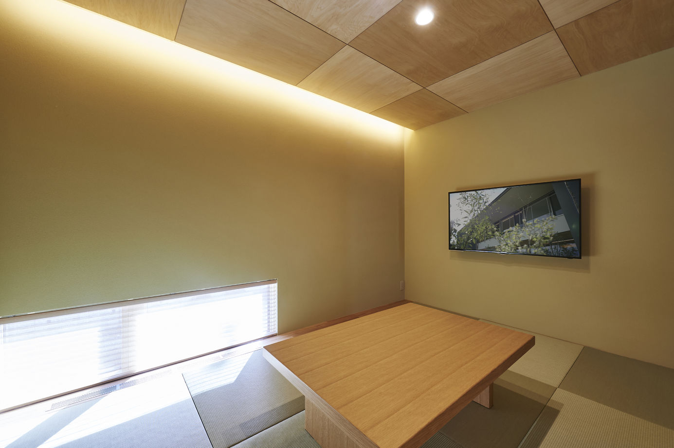 ハウスデザイン建築設計事務所 【天童市/インナーガレージ/白い塗り壁の外観】吹抜が豊かさをもたらすモダンラグジュアリーな住まいの建築実例画像6