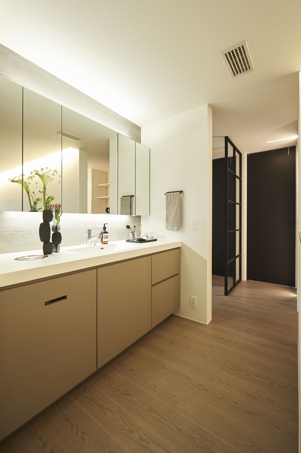 ハウスデザイン建築設計事務所 【天童市/インナーガレージ/白い塗り壁の外観】吹抜が豊かさをもたらすモダンラグジュアリーな住まいの建築実例画像7