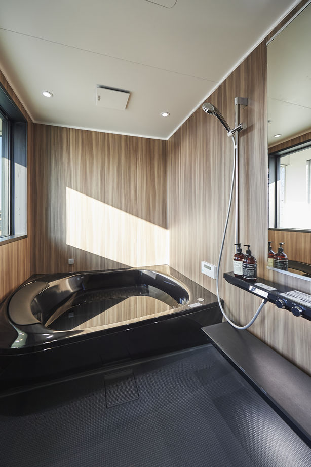 ハウスデザイン建築設計事務所 【天童市/インナーガレージ/白い塗り壁の外観】吹抜が豊かさをもたらすモダンラグジュアリーな住まいの建築実例画像8