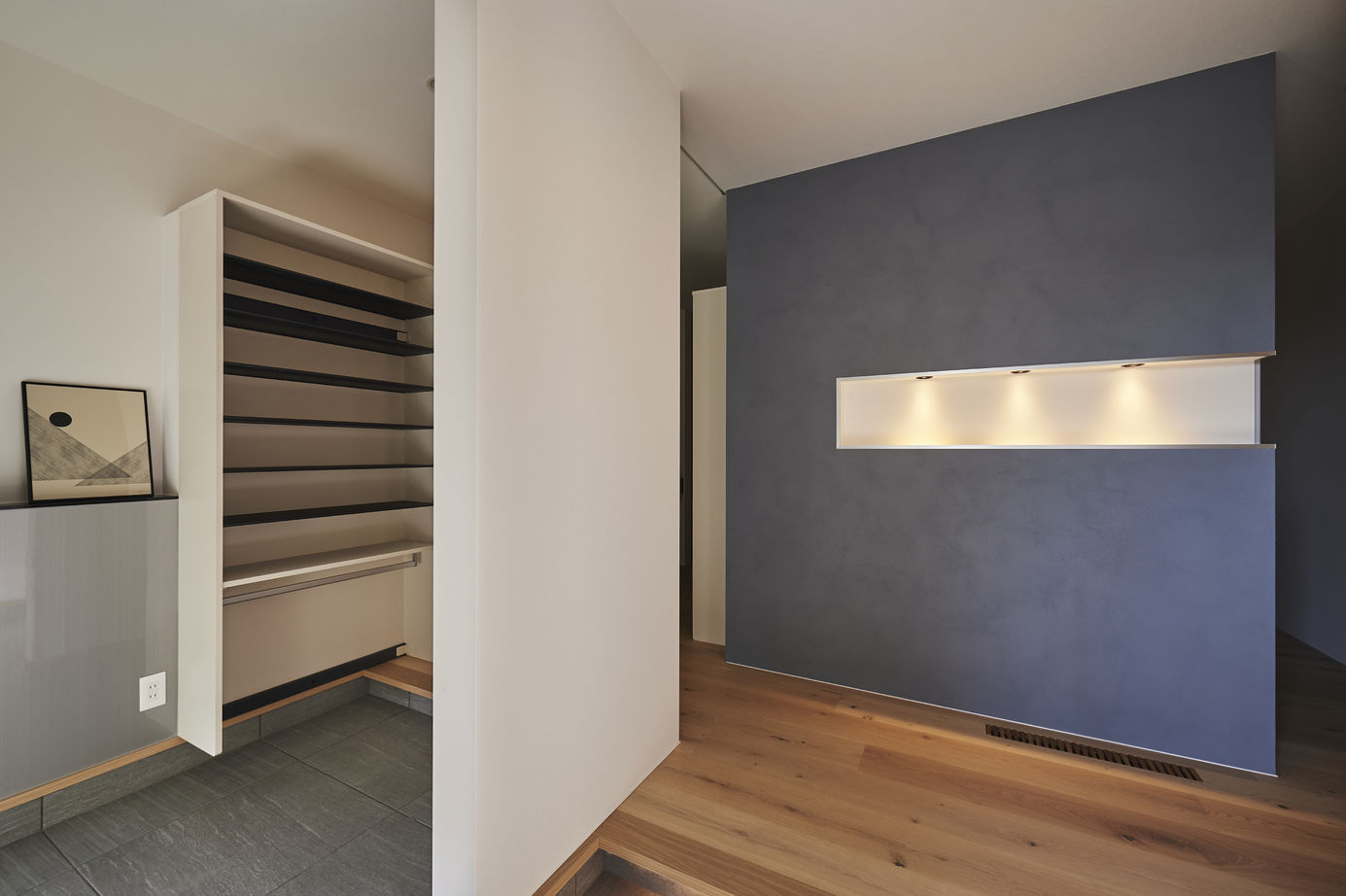 ハウスデザイン建築設計事務所 【天童市/インナーガレージ/白い塗り壁の外観】吹抜が豊かさをもたらすモダンラグジュアリーな住まいの建築実例画像9