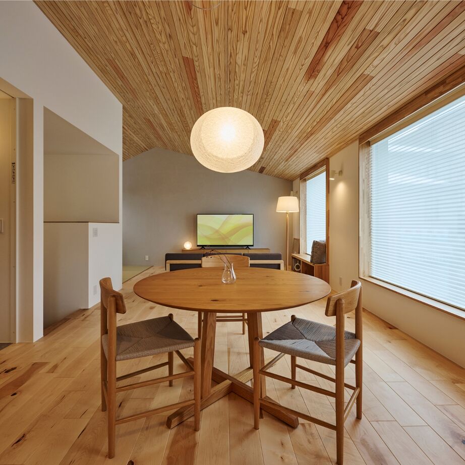 ハウスデザイン建築設計事務所 【山形市/リビングの大開口窓/杉板張りの勾配天井】木の温もりに包まれた２階リビングの家の建築実例画像2