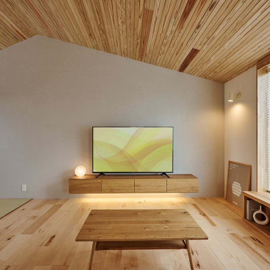 ハウスデザイン建築設計事務所 【山形市/リビングの大開口窓/杉板張りの勾配天井】木の温もりに包まれた２階リビングの家の建築実例画像4