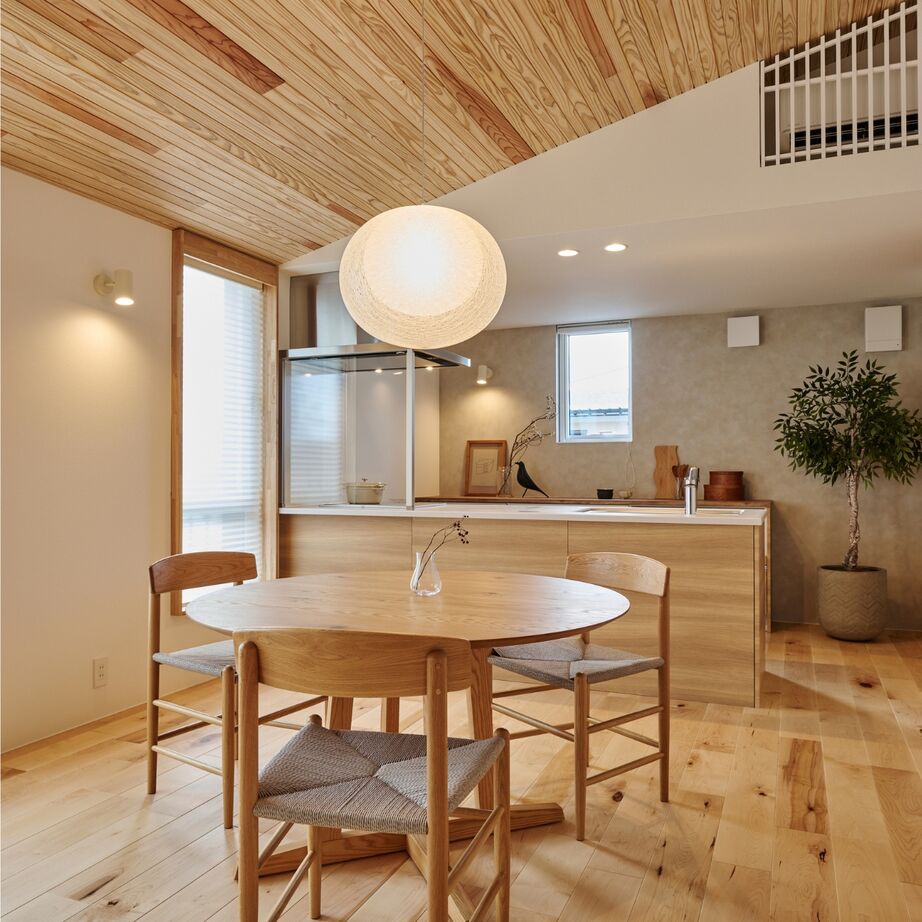 ハウスデザイン建築設計事務所 【山形市/リビングの大開口窓/杉板張りの勾配天井】木の温もりに包まれた２階リビングの家の建築実例画像5