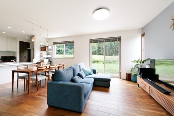 協栄ホーム　奈良店 【40坪2000万円台】奈良県北葛城郡広陵町、10キロ越えの太陽光発電搭載！上質な無垢フロアがつくる洗練空間の建築実例画像2