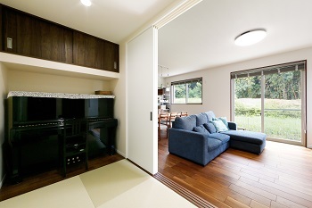 協栄ホーム　奈良店 【40坪2000万円台】奈良県北葛城郡広陵町、10キロ越えの太陽光発電搭載！上質な無垢フロアがつくる洗練空間の建築実例画像5