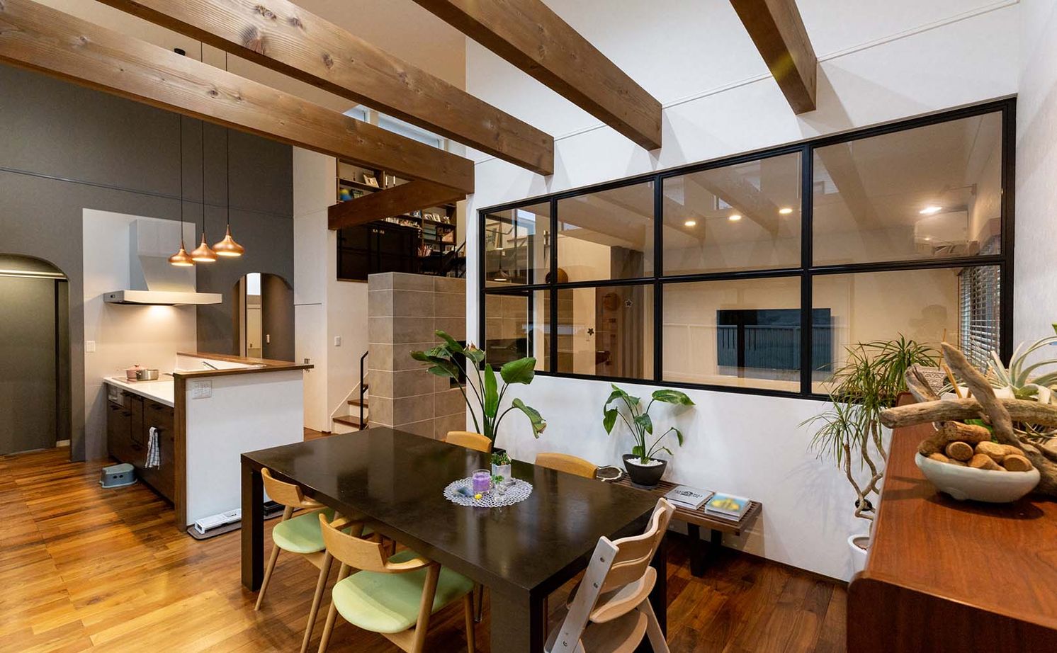 谷川建設 【無垢材／暖炉／スキップフロア】ビンテージの家具が映えるデザイン＆家族がつながる空間設計の建築実例画像2