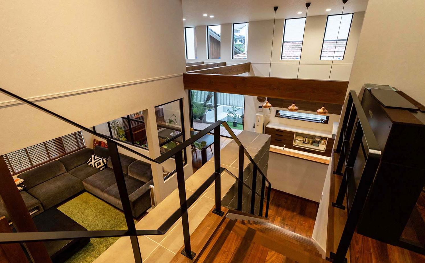 谷川建設 【無垢材／暖炉／スキップフロア】ビンテージの家具が映えるデザイン＆家族がつながる空間設計の建築実例画像4