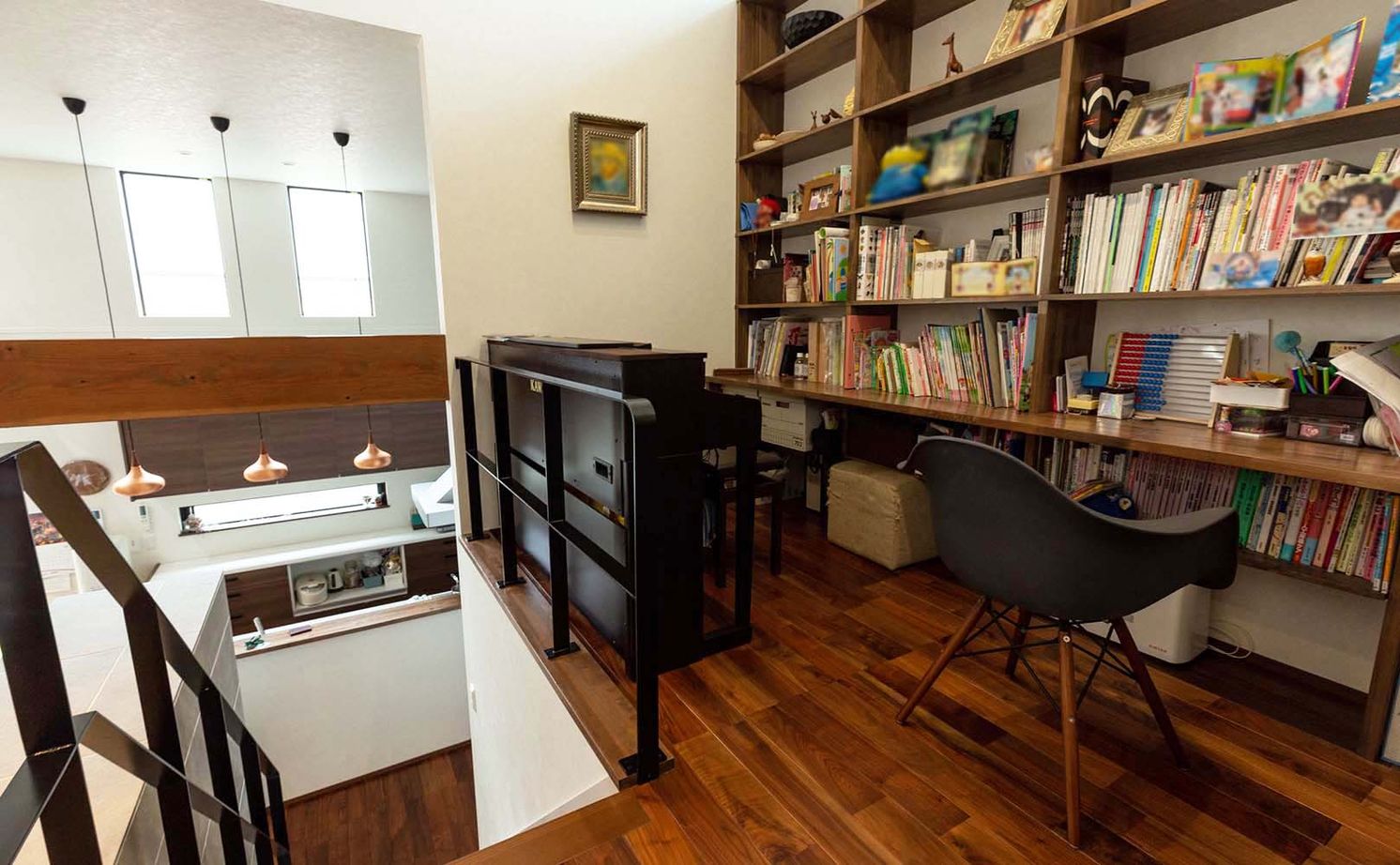 谷川建設 【無垢材／暖炉／スキップフロア】ビンテージの家具が映えるデザイン＆家族がつながる空間設計の建築実例画像5