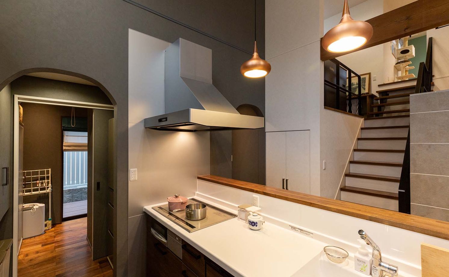 谷川建設 【無垢材／暖炉／スキップフロア】ビンテージの家具が映えるデザイン＆家族がつながる空間設計の建築実例画像7