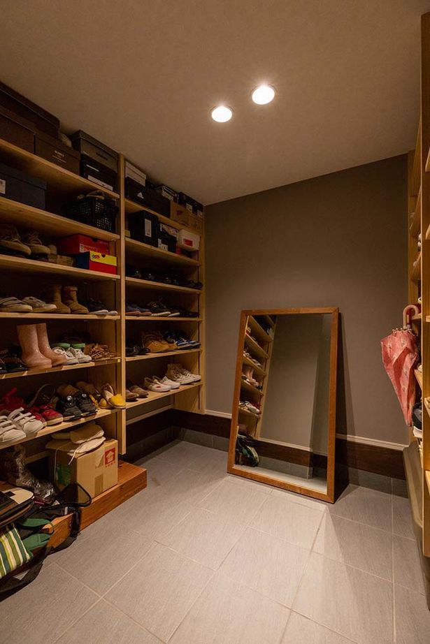 谷川建設 【無垢材／暖炉／スキップフロア】ビンテージの家具が映えるデザイン＆家族がつながる空間設計の建築実例画像9