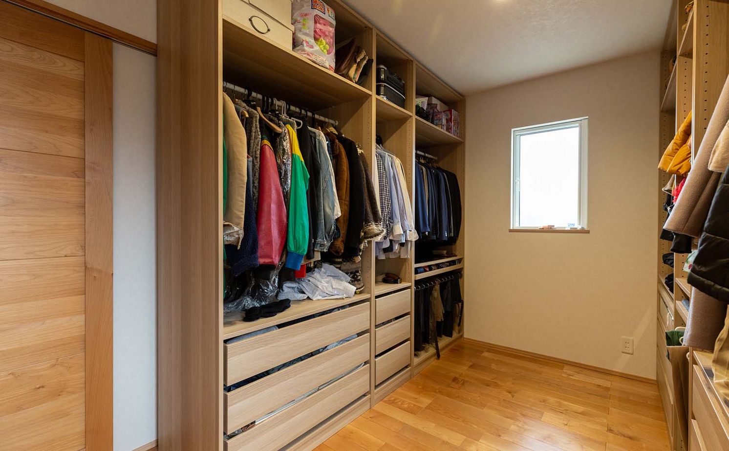 谷川建設 【無垢材／暖炉／スキップフロア】ビンテージの家具が映えるデザイン＆家族がつながる空間設計の建築実例画像10