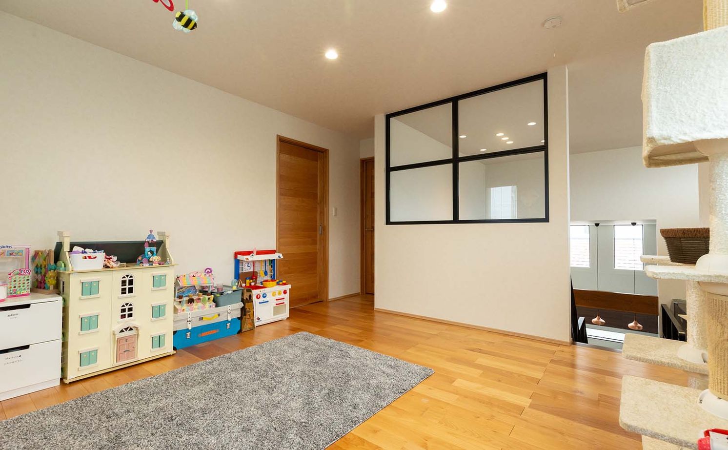 谷川建設 【無垢材／暖炉／スキップフロア】ビンテージの家具が映えるデザイン＆家族がつながる空間設計の建築実例画像11