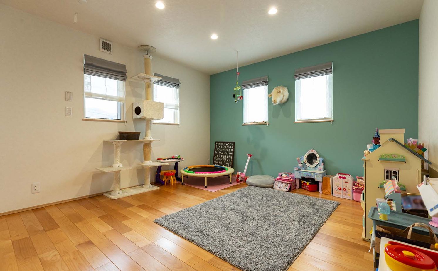 谷川建設 【無垢材／暖炉／スキップフロア】ビンテージの家具が映えるデザイン＆家族がつながる空間設計の建築実例画像12