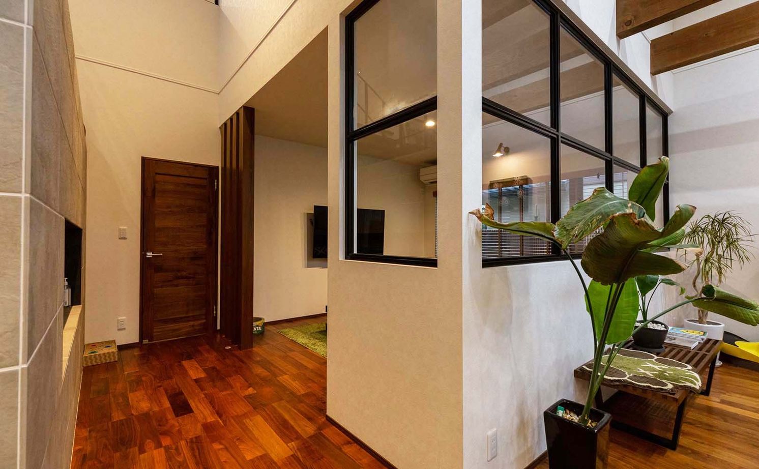 谷川建設 【無垢材／暖炉／スキップフロア】ビンテージの家具が映えるデザイン＆家族がつながる空間設計の建築実例画像16