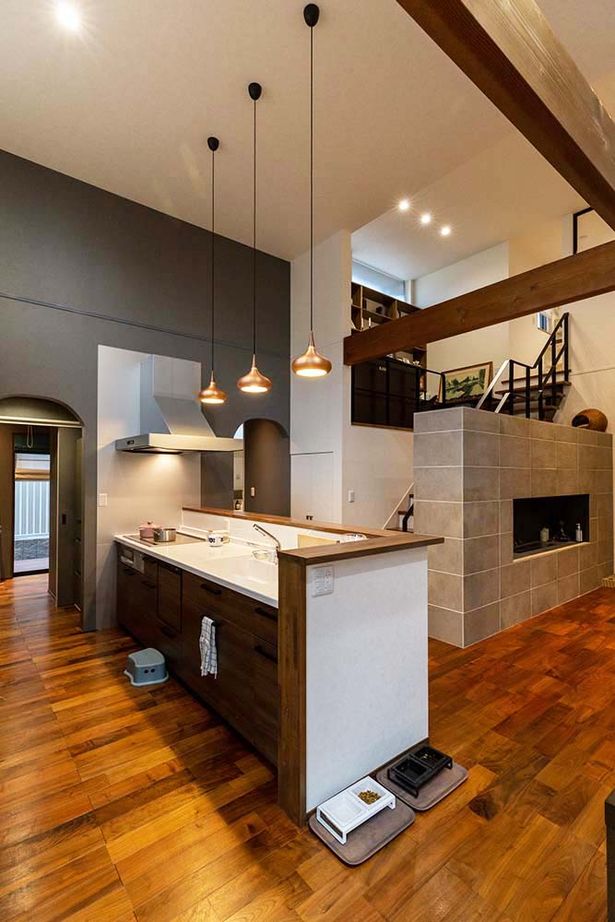 谷川建設 【無垢材／暖炉／スキップフロア】ビンテージの家具が映えるデザイン＆家族がつながる空間設計の建築実例画像17