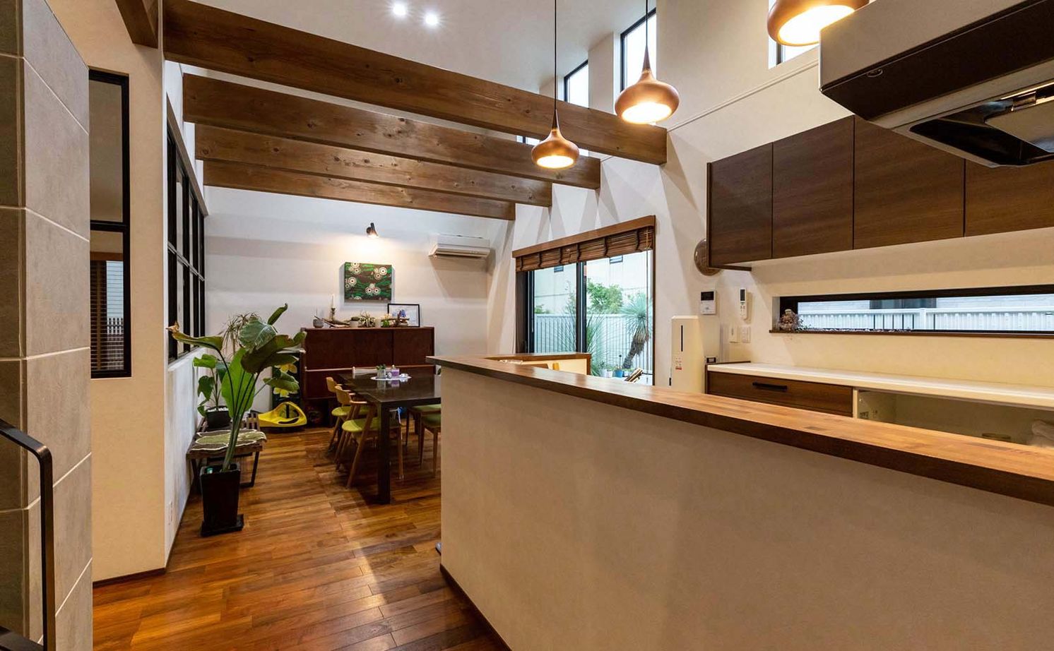 谷川建設 【無垢材／暖炉／スキップフロア】ビンテージの家具が映えるデザイン＆家族がつながる空間設計の建築実例画像18