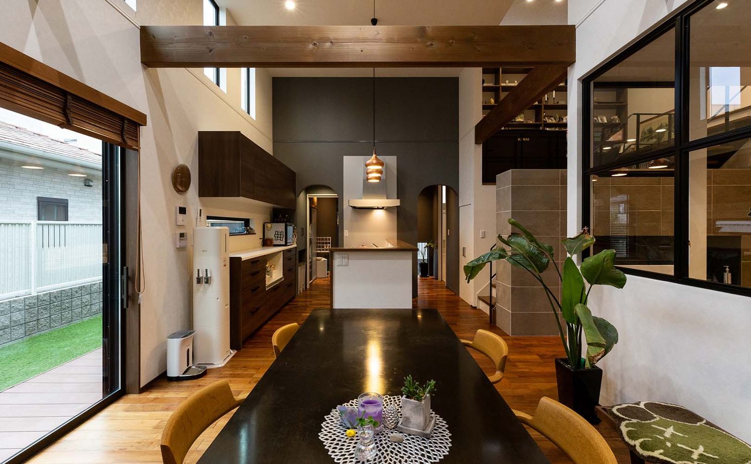 谷川建設 【無垢材／暖炉／スキップフロア】ビンテージの家具が映えるデザイン＆家族がつながる空間設計の建築実例画像20