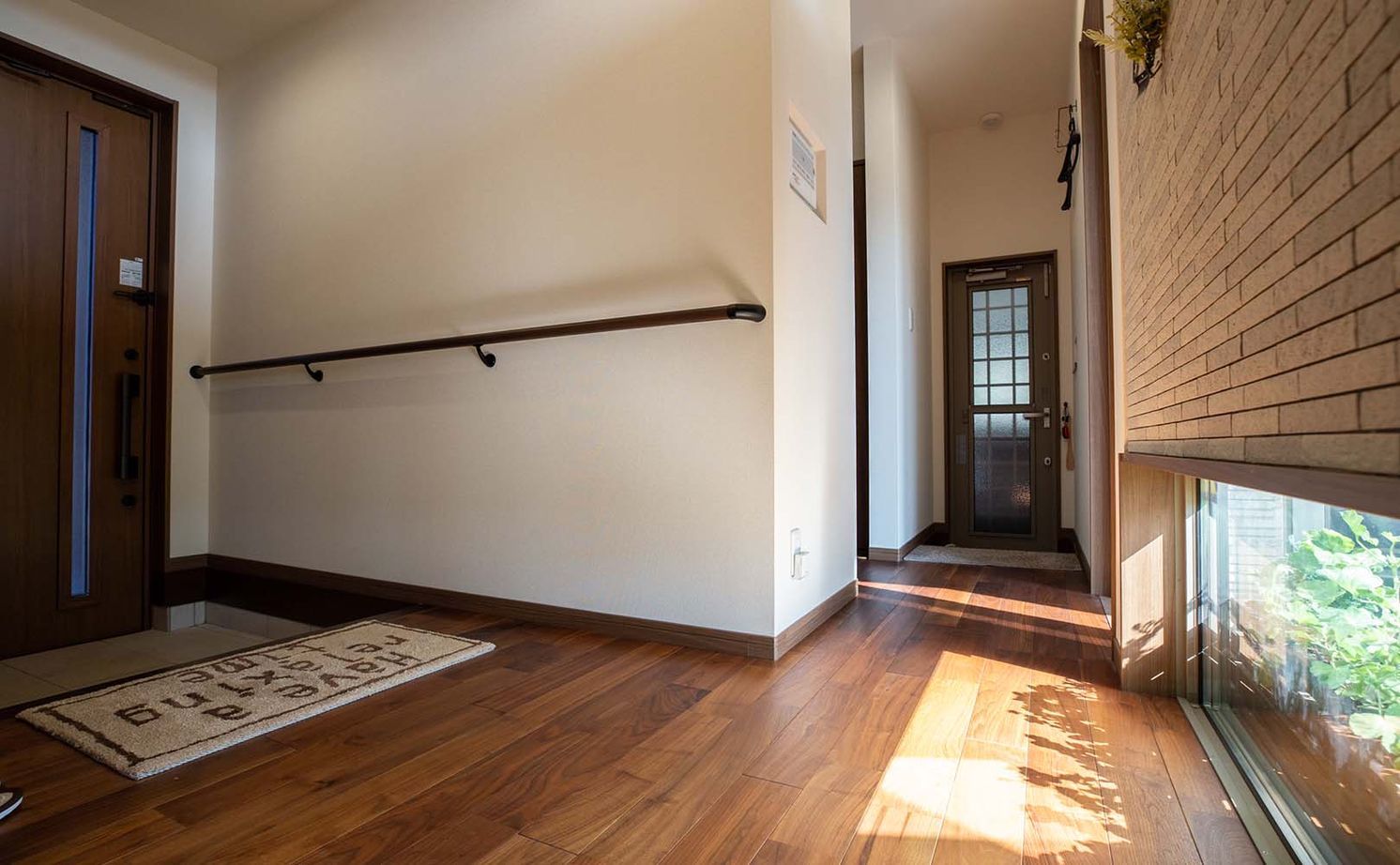 谷川建設 【無垢材／吹き抜け／ビルトインガレージ】自由設計で手に入れた”おひとりさま”マイホームの建築実例画像4