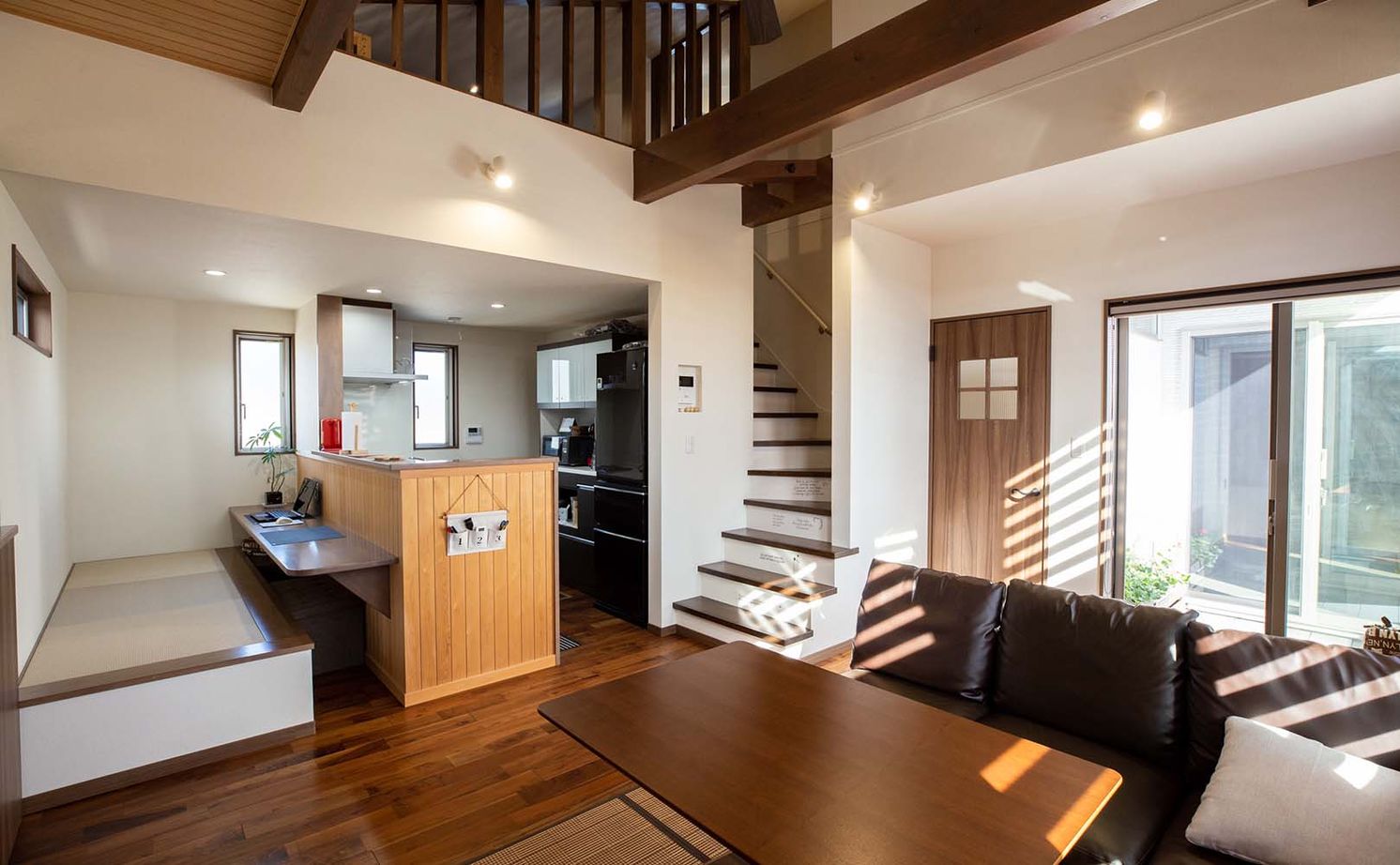 谷川建設 【無垢材／吹き抜け／ビルトインガレージ】自由設計で手に入れた”おひとりさま”マイホームの建築実例画像7