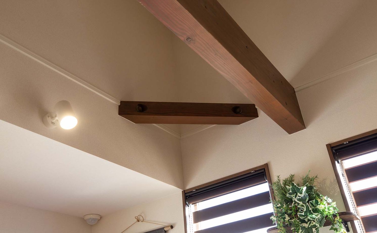 谷川建設 【無垢材／吹き抜け／ビルトインガレージ】自由設計で手に入れた”おひとりさま”マイホームの建築実例画像17