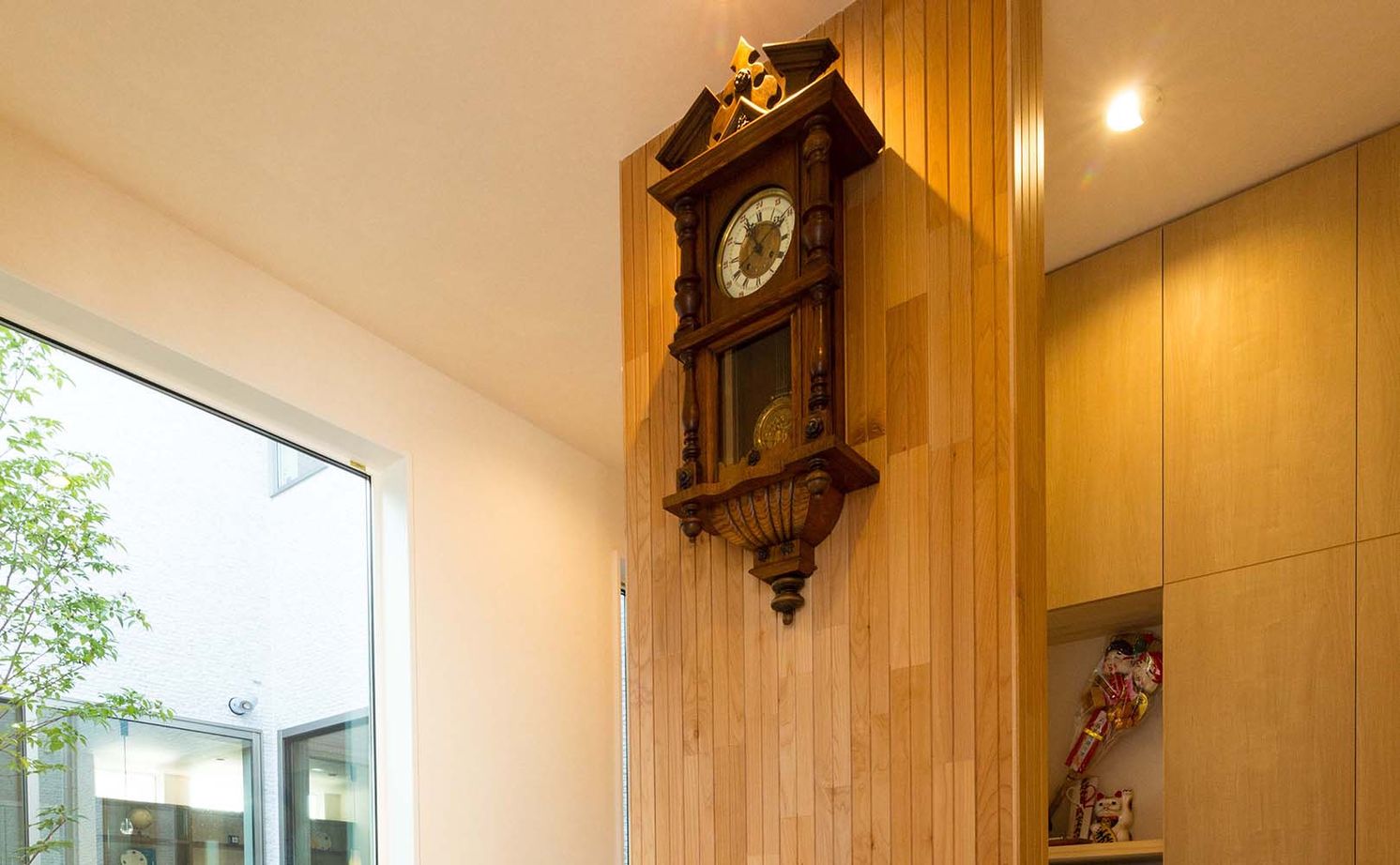 谷川建設 【無垢材／吹き抜け／中庭】至るところに木のぬくもりと巧みな技が光る「ロの字型」の家の建築実例画像2