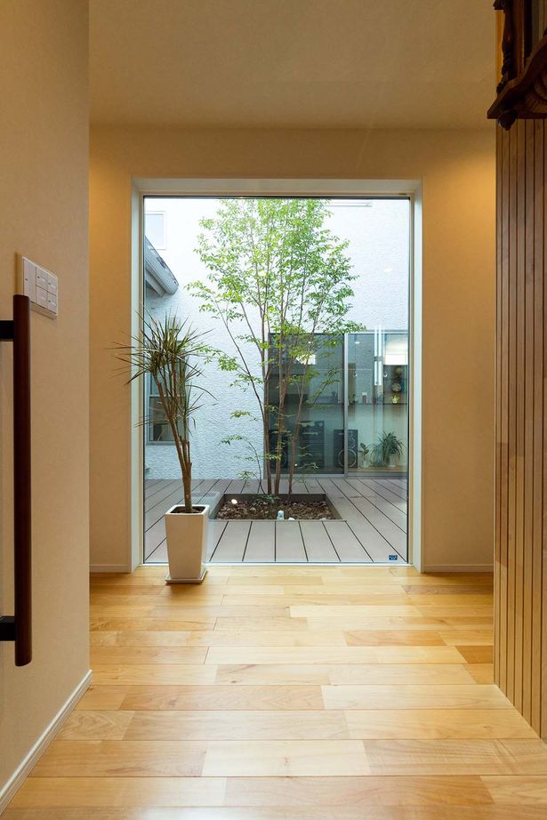 谷川建設 【無垢材／吹き抜け／中庭】至るところに木のぬくもりと巧みな技が光る「ロの字型」の家の建築実例画像3