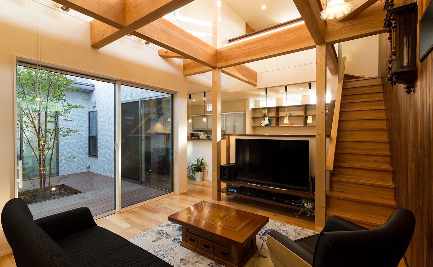 谷川建設 【無垢材／吹き抜け／中庭】至るところに木のぬくもりと巧みな技が光る「ロの字型」の家の建築実例画像4