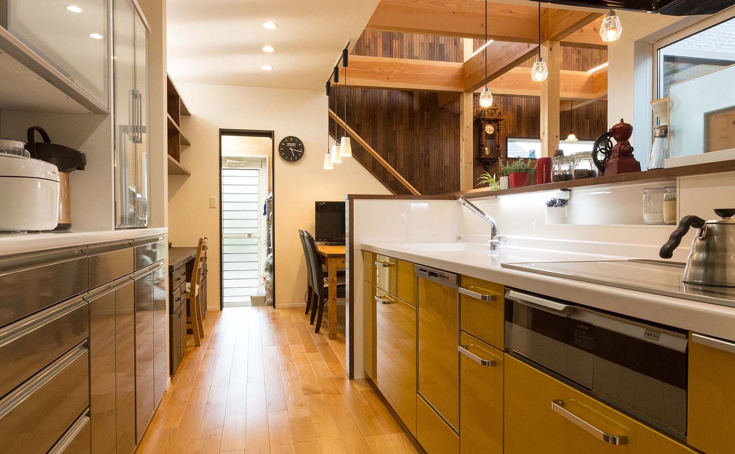 谷川建設 【無垢材／吹き抜け／中庭】至るところに木のぬくもりと巧みな技が光る「ロの字型」の家の建築実例画像5