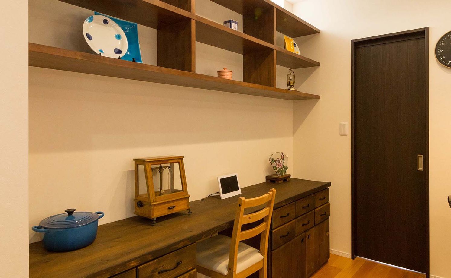 谷川建設 【無垢材／吹き抜け／中庭】至るところに木のぬくもりと巧みな技が光る「ロの字型」の家の建築実例画像6