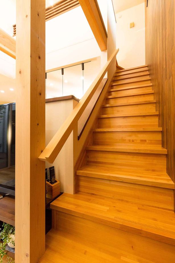 谷川建設 【無垢材／吹き抜け／中庭】至るところに木のぬくもりと巧みな技が光る「ロの字型」の家の建築実例画像9