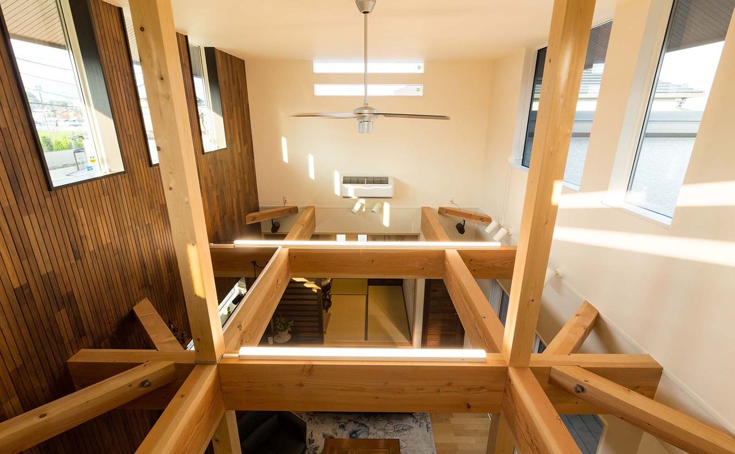 谷川建設 【無垢材／吹き抜け／中庭】至るところに木のぬくもりと巧みな技が光る「ロの字型」の家の建築実例画像10