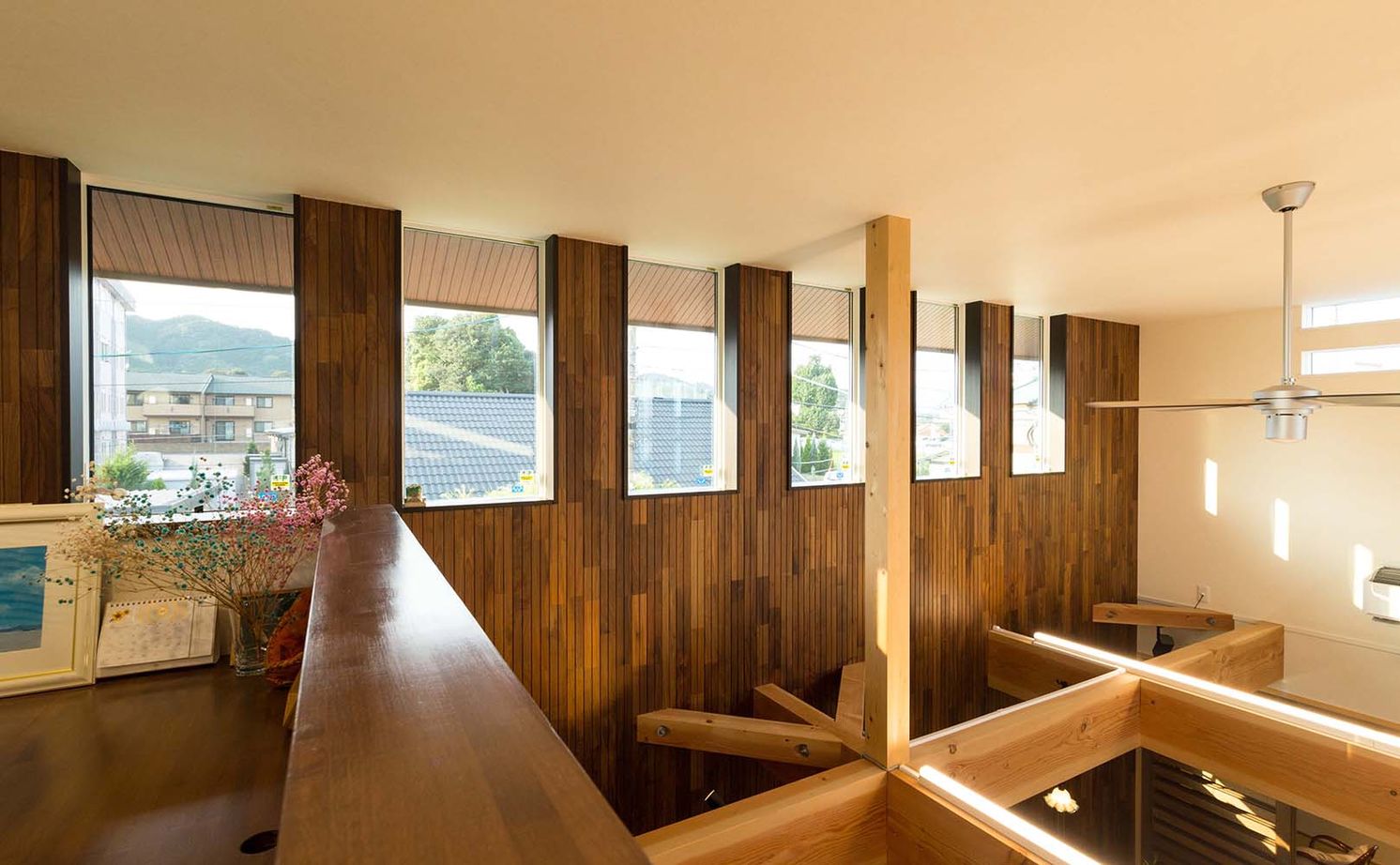 谷川建設 【無垢材／吹き抜け／中庭】至るところに木のぬくもりと巧みな技が光る「ロの字型」の家の建築実例画像11