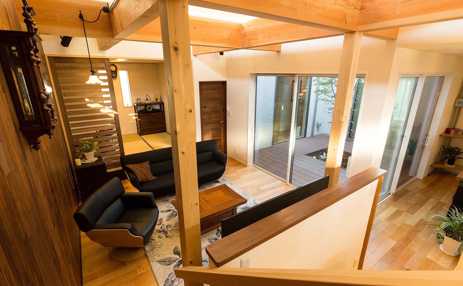 谷川建設 【無垢材／吹き抜け／中庭】至るところに木のぬくもりと巧みな技が光る「ロの字型」の家の建築実例画像12