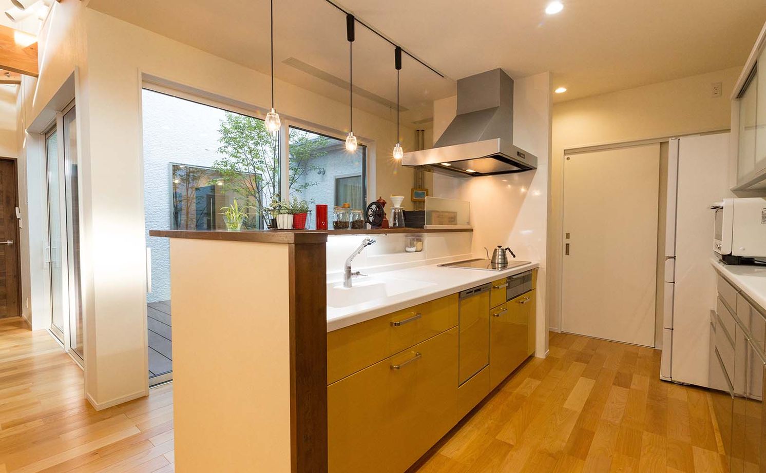 谷川建設 【無垢材／吹き抜け／中庭】至るところに木のぬくもりと巧みな技が光る「ロの字型」の家の建築実例画像13