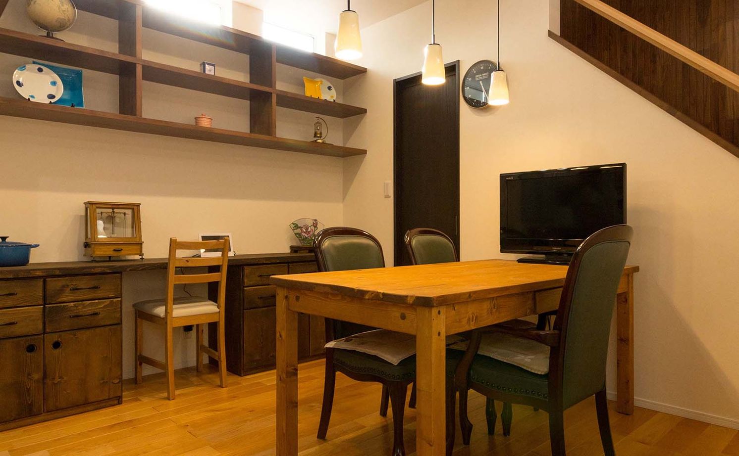 谷川建設 【無垢材／吹き抜け／中庭】至るところに木のぬくもりと巧みな技が光る「ロの字型」の家の建築実例画像15