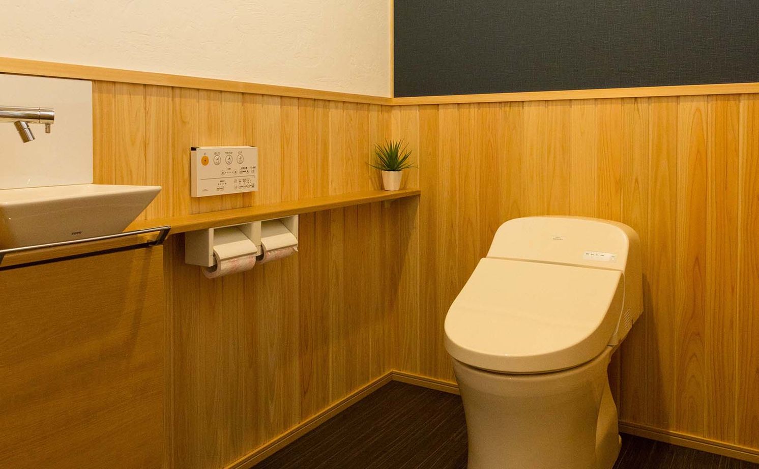 谷川建設 【無垢材／吹き抜け／中庭】至るところに木のぬくもりと巧みな技が光る「ロの字型」の家の建築実例画像16