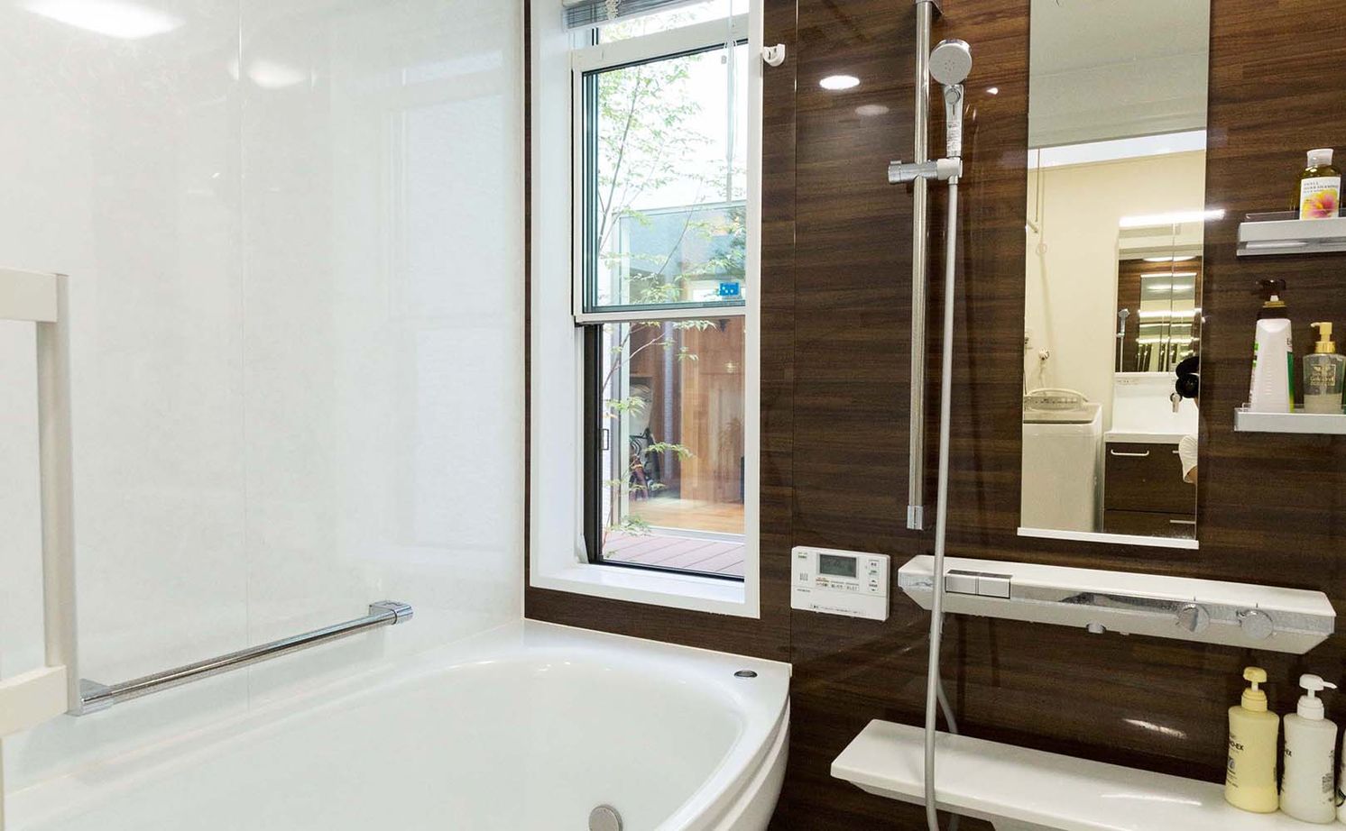 谷川建設 【無垢材／吹き抜け／中庭】至るところに木のぬくもりと巧みな技が光る「ロの字型」の家の建築実例画像18