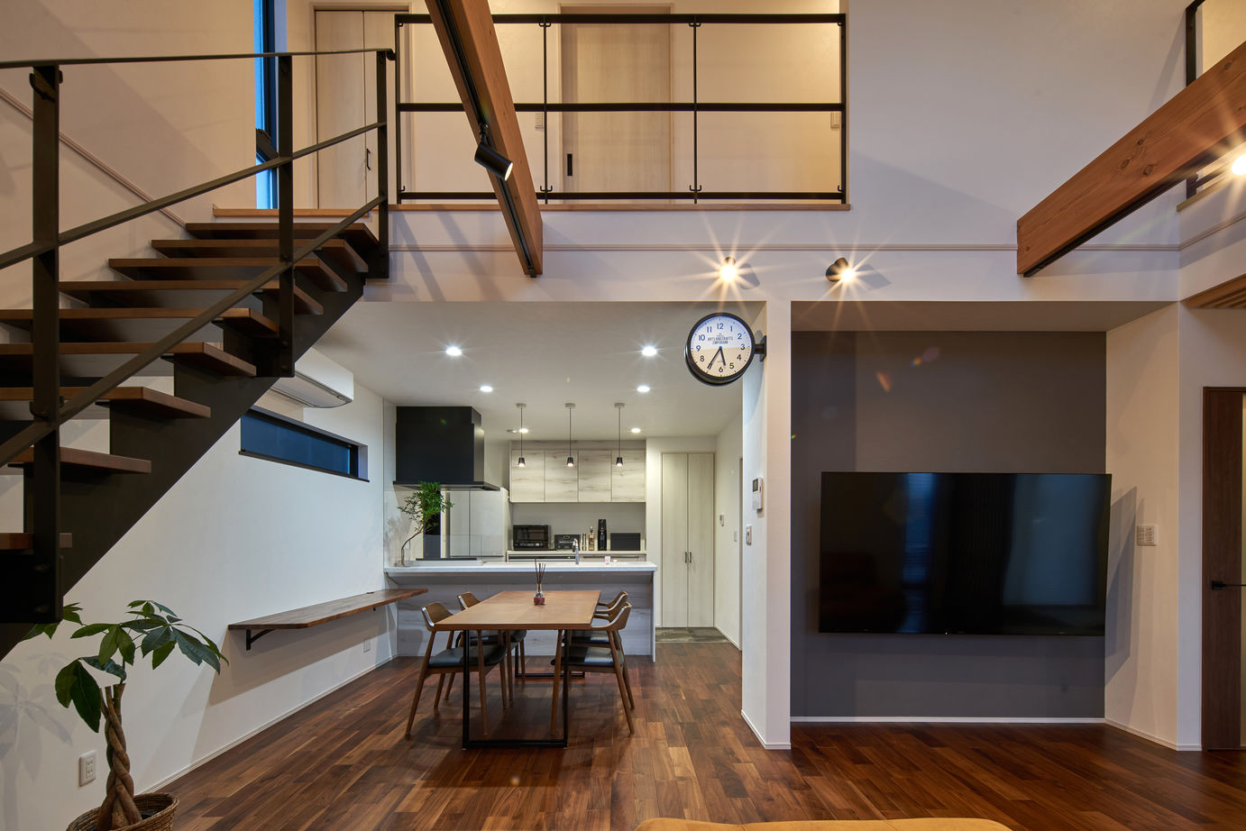 谷川建設 木目のぬくもりと無機質なアイアンの黒が引き締めるカントリースタイルが魅力的の建築実例画像2