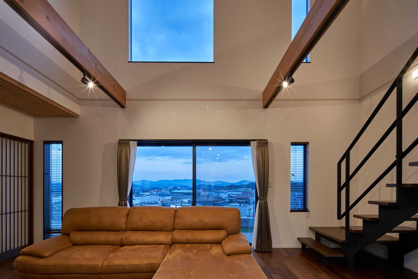 谷川建設 木目のぬくもりと無機質なアイアンの黒が引き締めるカントリースタイルが魅力的の建築実例画像3