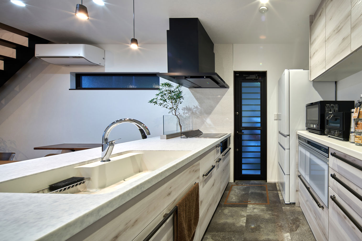 谷川建設 木目のぬくもりと無機質なアイアンの黒が引き締めるカントリースタイルが魅力的の建築実例画像4