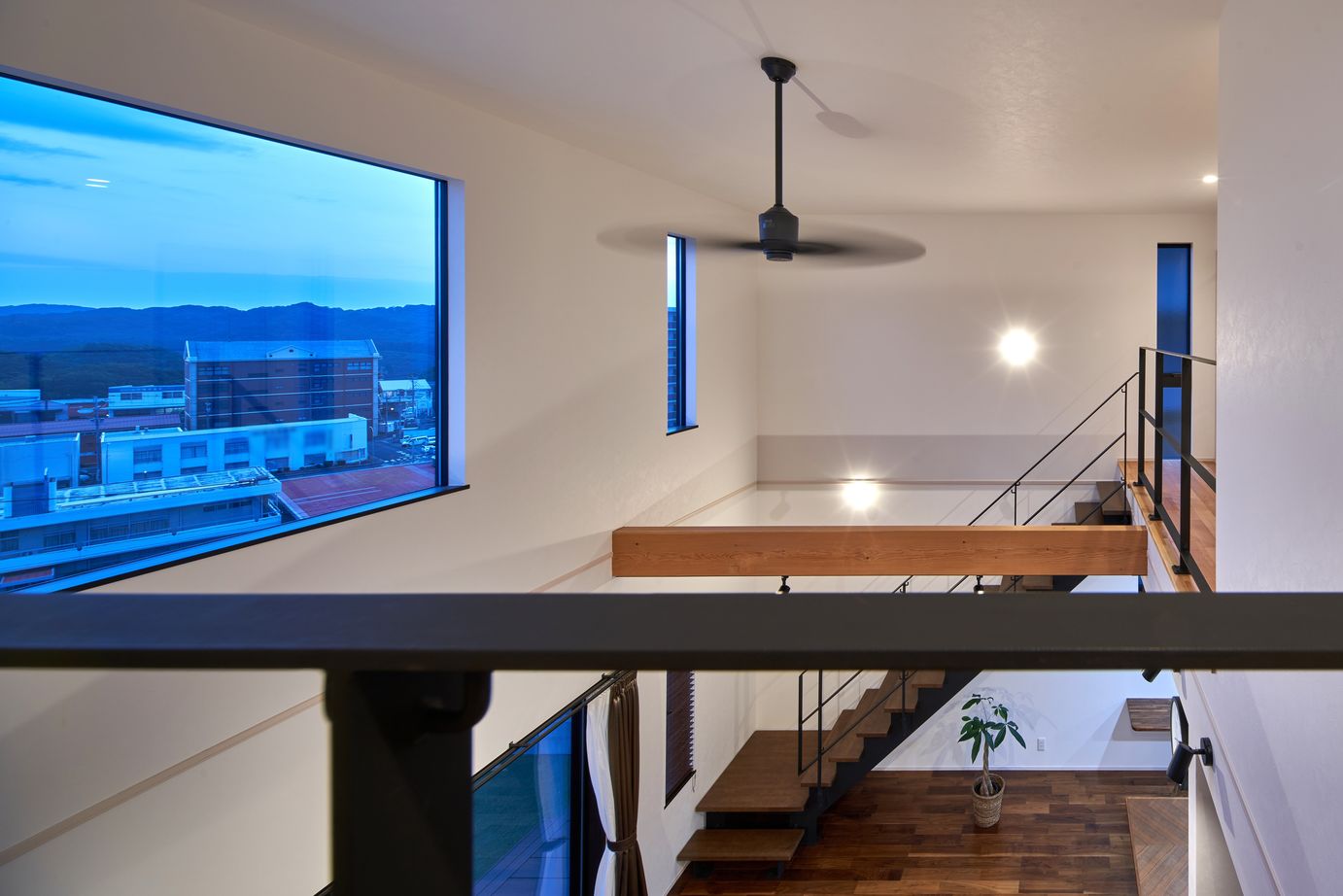 谷川建設 木目のぬくもりと無機質なアイアンの黒が引き締めるカントリースタイルが魅力的の建築実例画像5