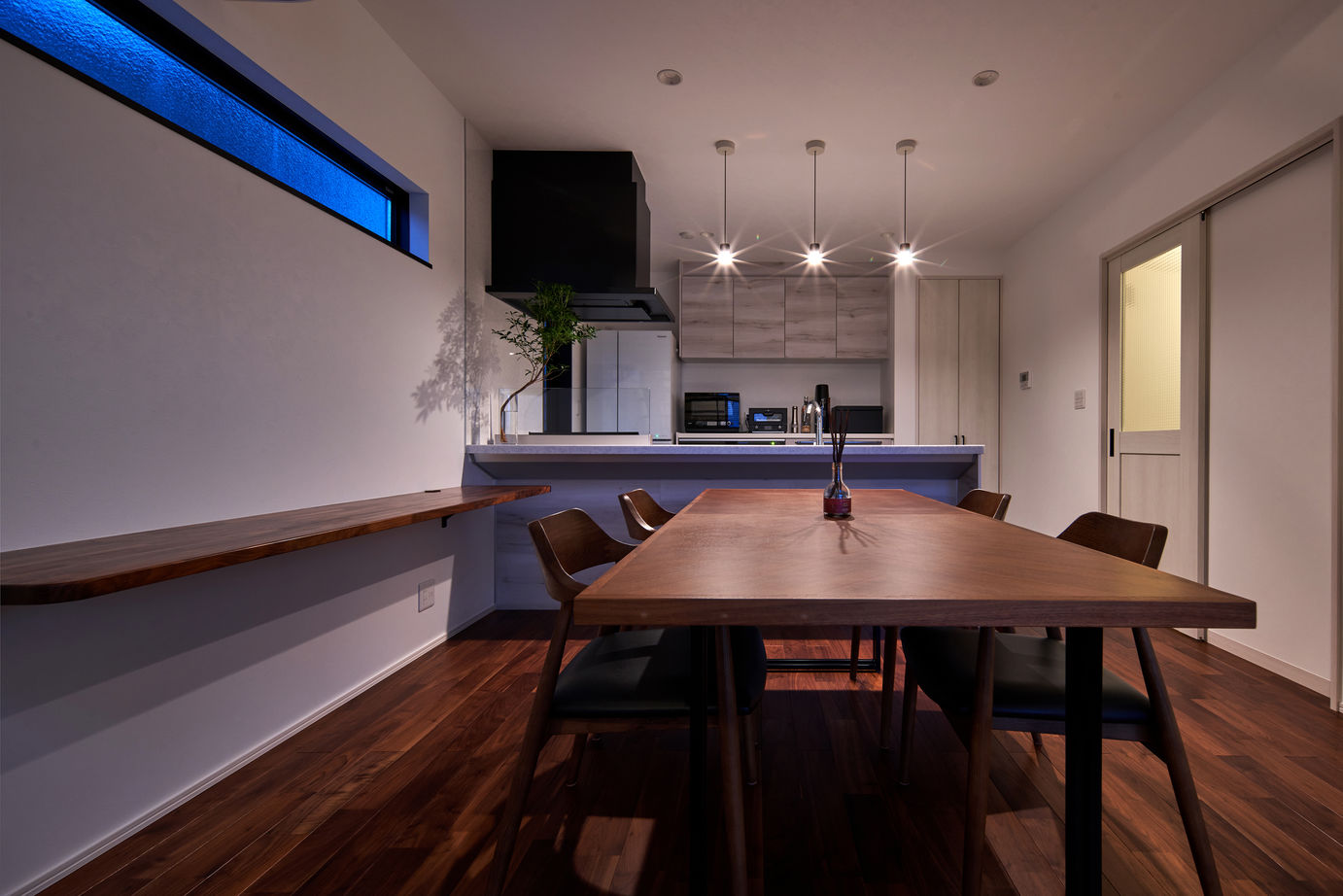 谷川建設 木目のぬくもりと無機質なアイアンの黒が引き締めるカントリースタイルが魅力的の建築実例画像6