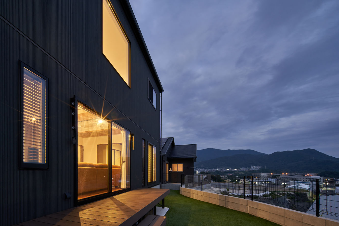 谷川建設 木目のぬくもりと無機質なアイアンの黒が引き締めるカントリースタイルが魅力的の建築実例画像7