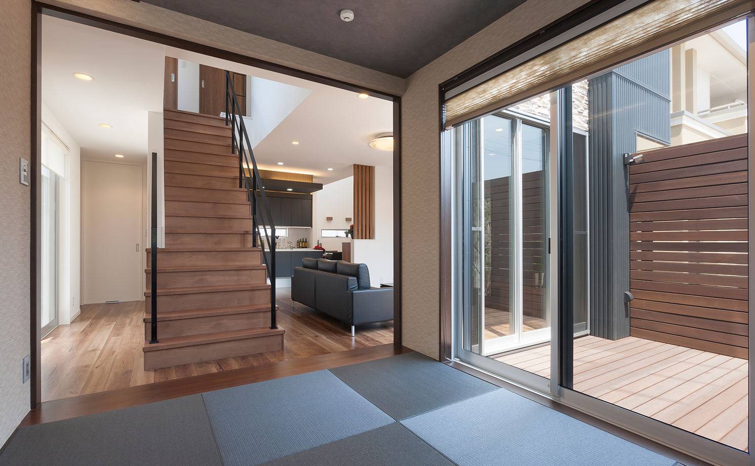 アーティックスホーム BY なかやしき 【2500万円/39坪/間取図有/アイランドキッチン】バルコニー×ウッドデッキでアウトドアリビングを楽しむの建築実例画像7